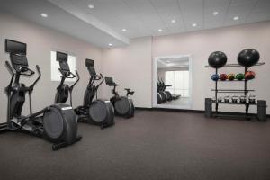 Home2 Suites By Hilton Phoenix North Happy Valley的健身中心和/或健身设施