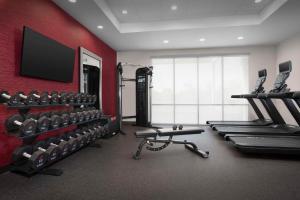 Home2 Suites By Hilton Phoenix North Happy Valley的健身中心和/或健身设施