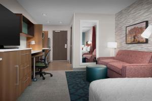 Home2 Suites By Hilton Phoenix North Happy Valley的电视和/或娱乐中心