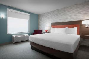 Home2 Suites By Hilton Phoenix North Happy Valley客房内的一张或多张床位