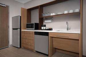 Home2 Suites By Hilton Phoenix North Happy Valley的厨房或小厨房