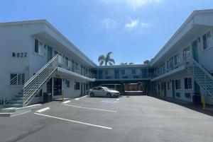 オーシャンサイドにあるSuper 8 by Wyndham Oceanside Downtownの二棟間の駐車場