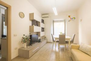 a living room with a table and a dining room at Primavera Guest House - In Centro, Vicino Aeroporto, Salerno e Paestum in Pontecagnano