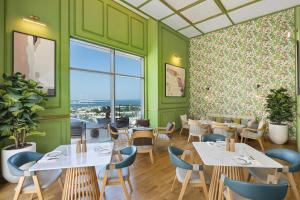 Гостиная зона в The Plaza Doha, LXR Hotels & Resorts