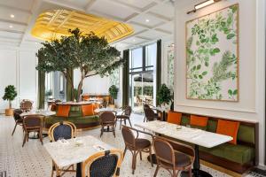 Гостиная зона в The Plaza Doha, LXR Hotels & Resorts
