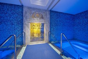 Бассейн в The Plaza Doha, LXR Hotels & Resorts или поблизости