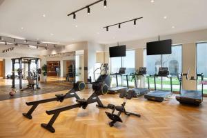 Фитнес-центр и/или тренажеры в The Plaza Doha, LXR Hotels & Resorts