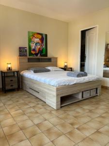Posteľ alebo postele v izbe v ubytovaní Appartement - les jardins de Cybèle - Gréoux-Les-Bains