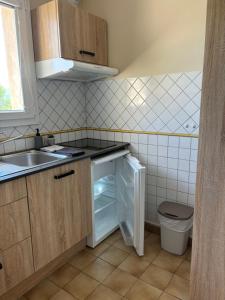 Kuchyňa alebo kuchynka v ubytovaní Appartement - les jardins de Cybèle - Gréoux-Les-Bains + 15 fotografií
