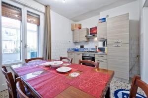 Kuchyň nebo kuchyňský kout v ubytování R & R Apartment