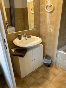 Kúpeľňa v ubytovaní Appartement - les jardins de Cybèle - Gréoux-Les-Bains