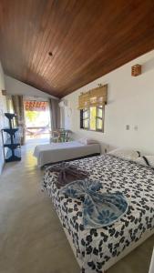 Un dormitorio con dos camas en una habitación. en Pousada Flor da Lua, en Maraú