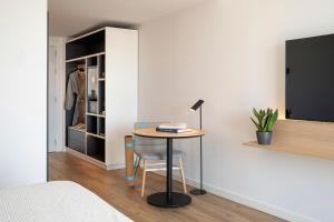INNSiDE by Meliá Madrid Valdebebas的电视和/或娱乐中心