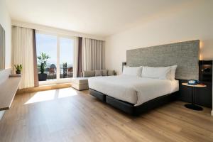 INNSiDE by Meliá Madrid Valdebebas客房内的一张或多张床位