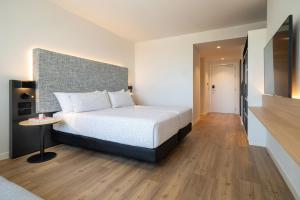 INNSiDE by Meliá Madrid Valdebebas客房内的一张或多张床位