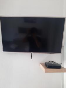 TV a/nebo společenská místnost v ubytování Room Sleep & Fly
