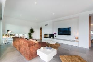 a living room with a couch and a table at Villa O2 Mallorca - by EMERALD STAY in Cielo de Bonaire 