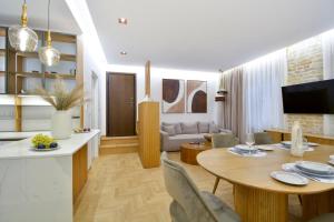 un soggiorno con un tavolo e un divano di Fill In Luxury Apartment, Corfu Old Town a Città di Corfù