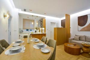 una sala da pranzo e una cucina con tavolo e sedie di Fill In Luxury Apartment, Corfu Old Town a Città di Corfù