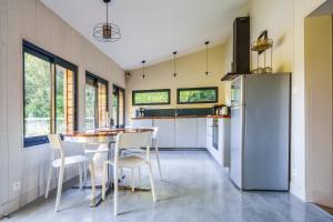 Cuisine ou kitchenette dans l'établissement La cabane du pont du Douet