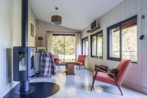 - un salon avec une cheminée, une table et des chaises dans l'établissement La cabane du pont du Douet, à Mazières-de-Touraine