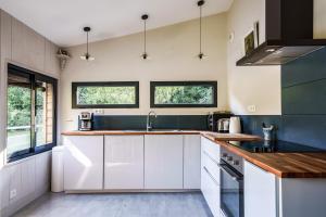 Cuisine ou kitchenette dans l'établissement La cabane du pont du Douet