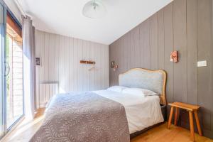une chambre avec un lit, une table et une fenêtre dans l'établissement La cabane du pont du Douet, à Mazières-de-Touraine