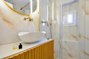 un bagno con lavandino e doccia di Fill In Luxury Apartment, Corfu Old Town a Città di Corfù Altre 21 foto