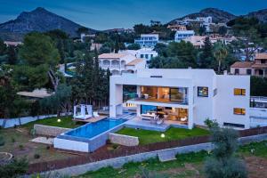 an aerial view of a house with a swimming pool at Villa O2 Mallorca - by EMERALD STAY in Cielo de Bonaire 