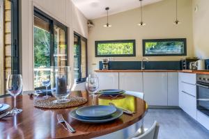 Cuisine ou kitchenette dans l'établissement La cabane du pont du Douet