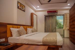 a bedroom with a bed and a table and a window at Hotel Dream Inn in Mānglia +30 photos