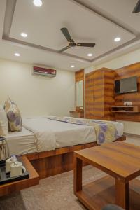 a bedroom with a bed and a tv and a table at Hotel Dream Inn in Mānglia