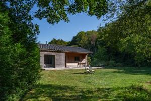 une petite cabine au milieu d'une cour dans l'établissement La cabane du pont du Douet, à Mazières-de-Touraine
