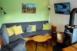 - un salon avec un canapé et un poêle à bois dans l'établissement Ferienwohnung Am Quellental, à Meinerzhagen