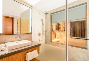 Bilik mandi di Radisson Hotel Vrindavan