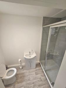 Et badeværelse på Ground Floor - Balmoral Stays - Free Wifi + 3 billeder