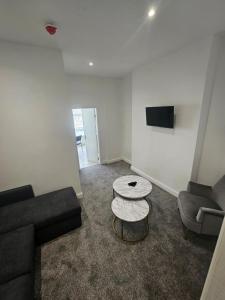 Et tv og/eller underholdning på Ground Floor - Balmoral Stays - Free Wifi