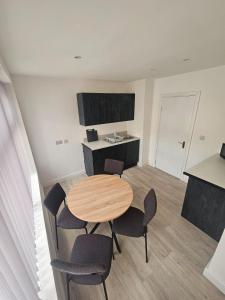 Køkken eller tekøkken på Ground Floor - Balmoral Stays - Free Wifi