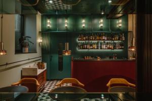 a restaurant with a green bar with stools at Willa Wincent in Gdynia