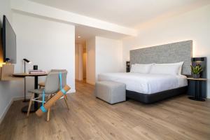 INNSiDE by Meliá Madrid Valdebebas客房内的一张或多张床位