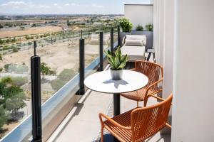 INNSiDE by Meliá Madrid Valdebebas的阳台或露台