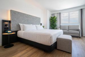 INNSiDE by Meliá Madrid Valdebebas客房内的一张或多张床位