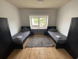 ein Zimmer mit zwei Betten und einem Fenster in der Unterkunft Kleever Apartment Bad Schwalbach in Bad Schwalbach