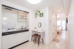 a kitchen with a sink and a table in a room at 新宿市中心歌舞伎客房源出行便利免费Wi-Fi in Tokyo