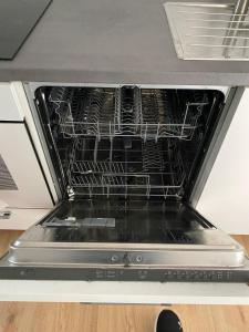 einen Ofen mit offener Tür und Essen im Innenbereich in der Unterkunft Kleever Apartment Bad Schwalbach in Bad Schwalbach