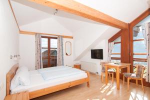 Postel nebo postele na pokoji v ubytování Restaurant - Café - Pension HASSLER + 37 fotografií