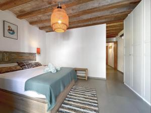 a bedroom with a bed and a chandelier at Apartment Rafol in Vilanova i la Geltrú