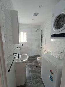 Bilik mandi di Waterfront Oasis Lakefront Villa