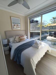 Katil atau katil-katil dalam bilik di Waterfront Oasis Lakefront Villa