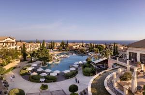 Bazén v ubytování Aphrodite Hills Hotel nebo v jeho okolí
